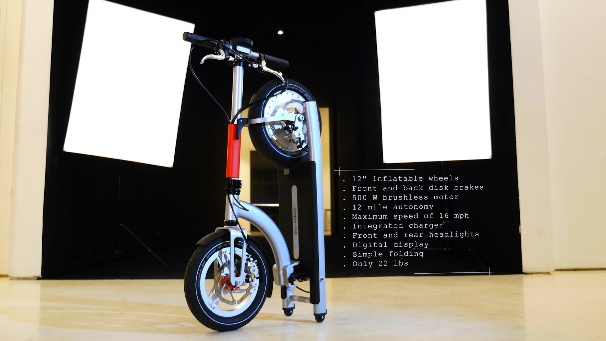 When folded, it measures 92.5 x 57 x 20.5 cm (37 x 22 x 8 in)