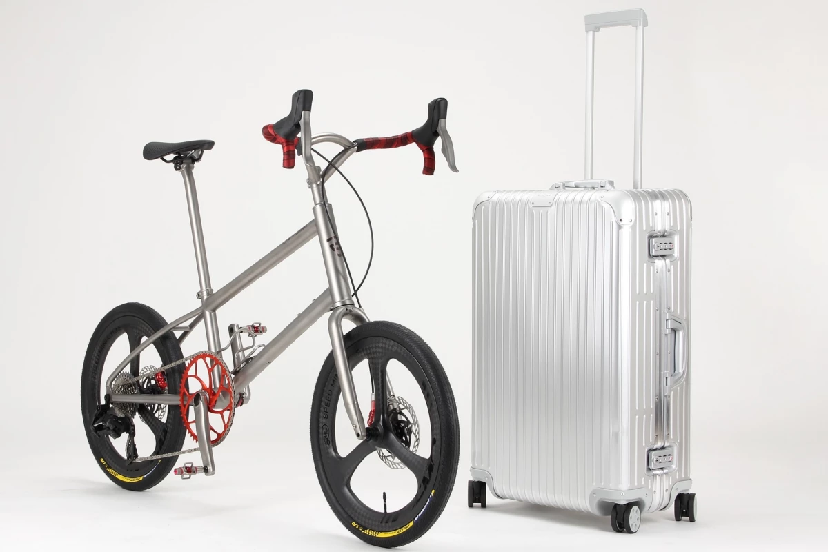 The Firefly MiniVelo alongside the suitcase that carries it