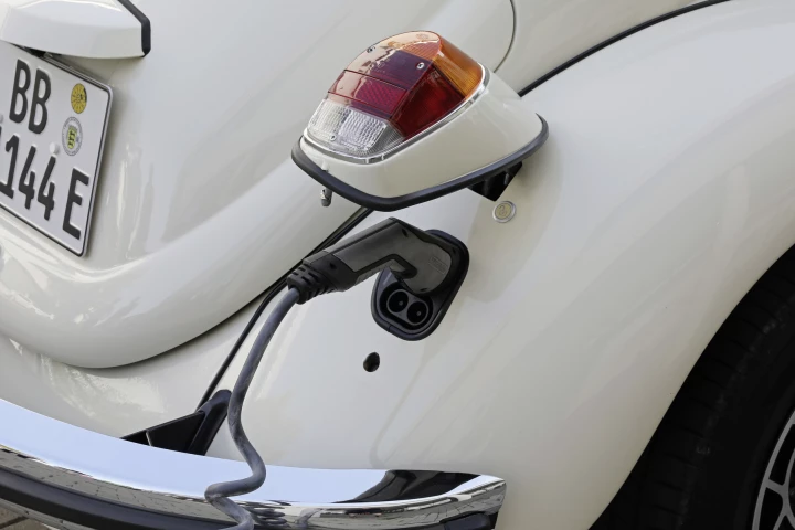 The e-Beetle, as it’s been dubbed, debuts as Volkswagen’s collaboration with eClassics