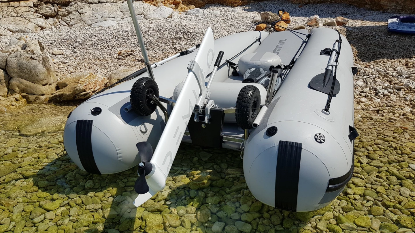 The RemigoOne is designed to power inflatable boats, dinghies and other small vessels up to 3,000 lb/25 feet