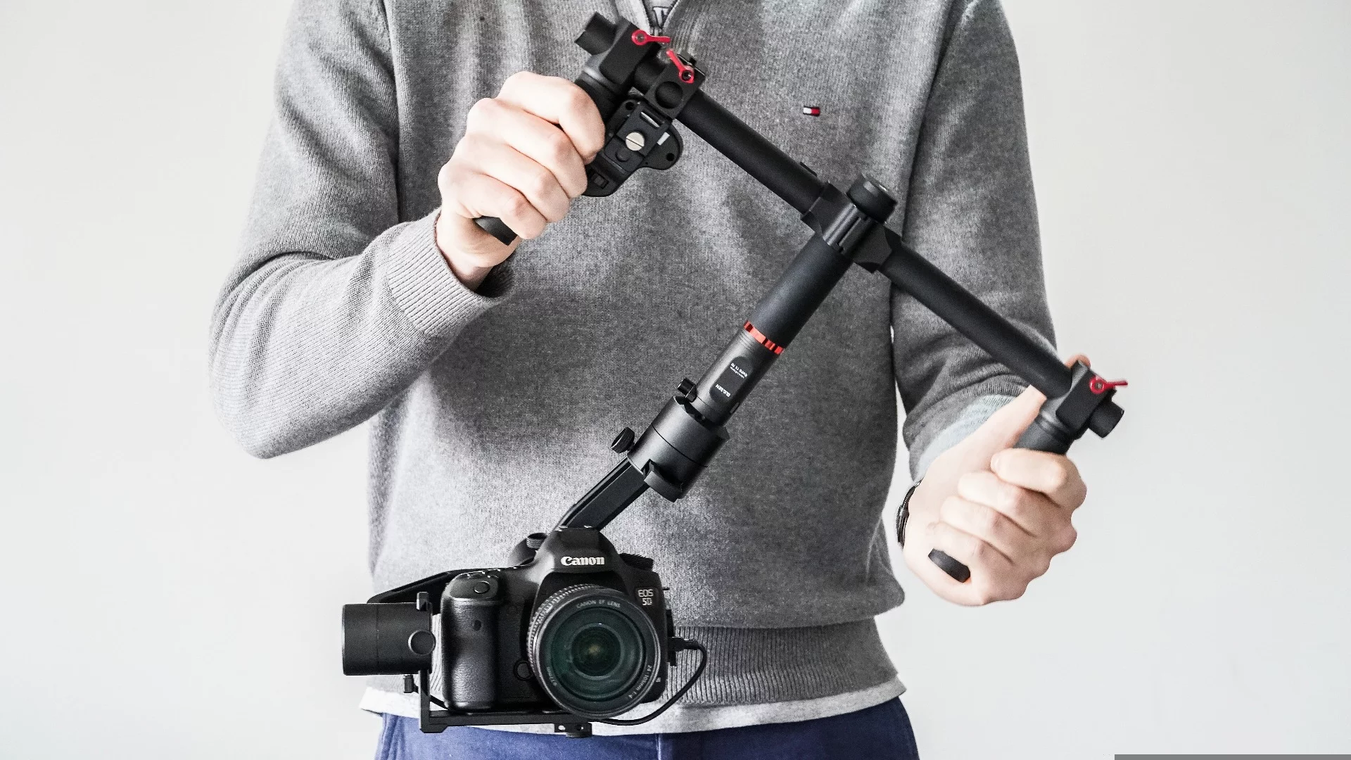 Moza Air: operates in yaw follow, pitch/yaw follow, pitch follow and full lock stabilizer modes