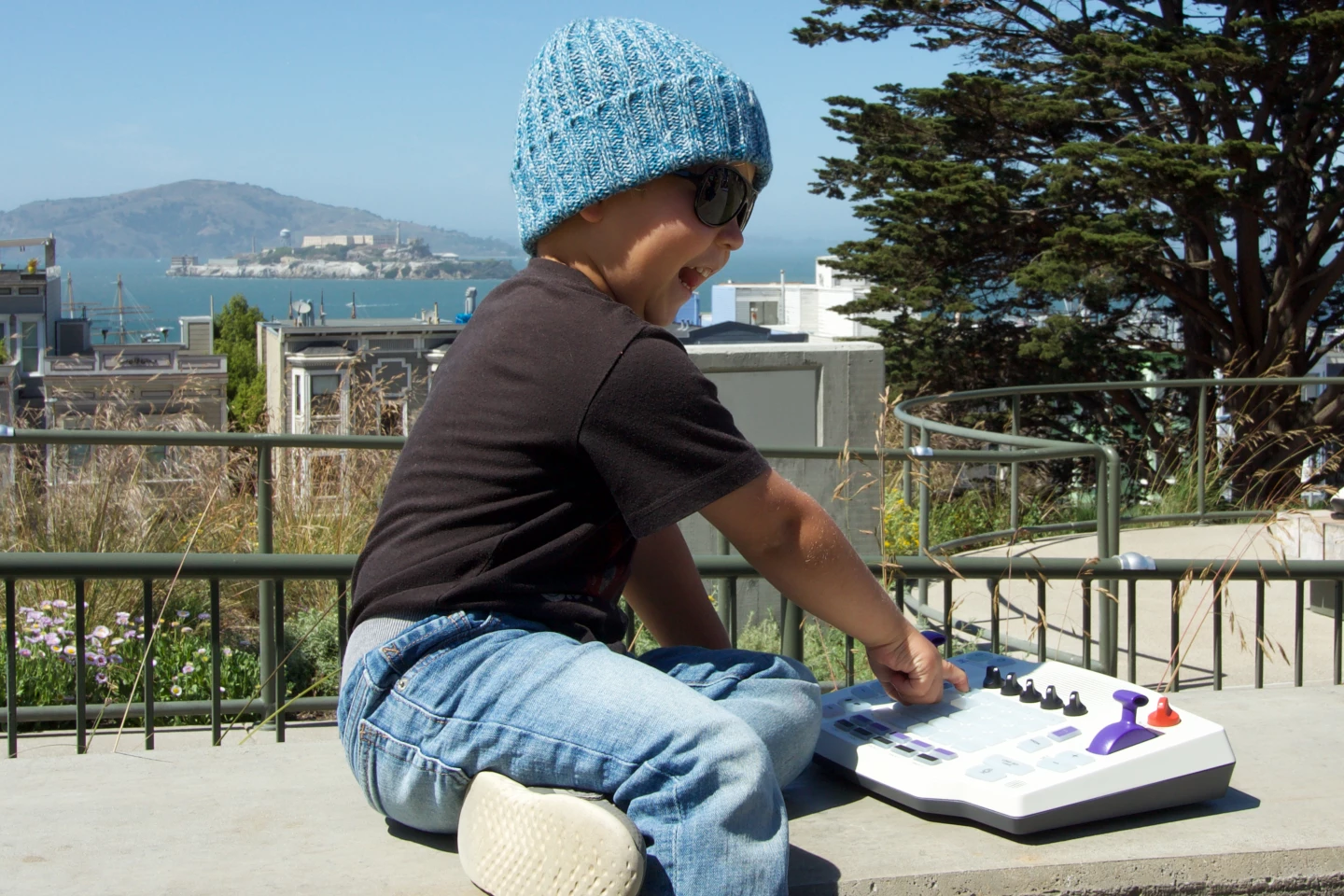 A powerful but fun portable production studio with included sounds, multi-track sampling capabilities, built-in sequencing and instant groove inspiration courtesy of a randomize feature