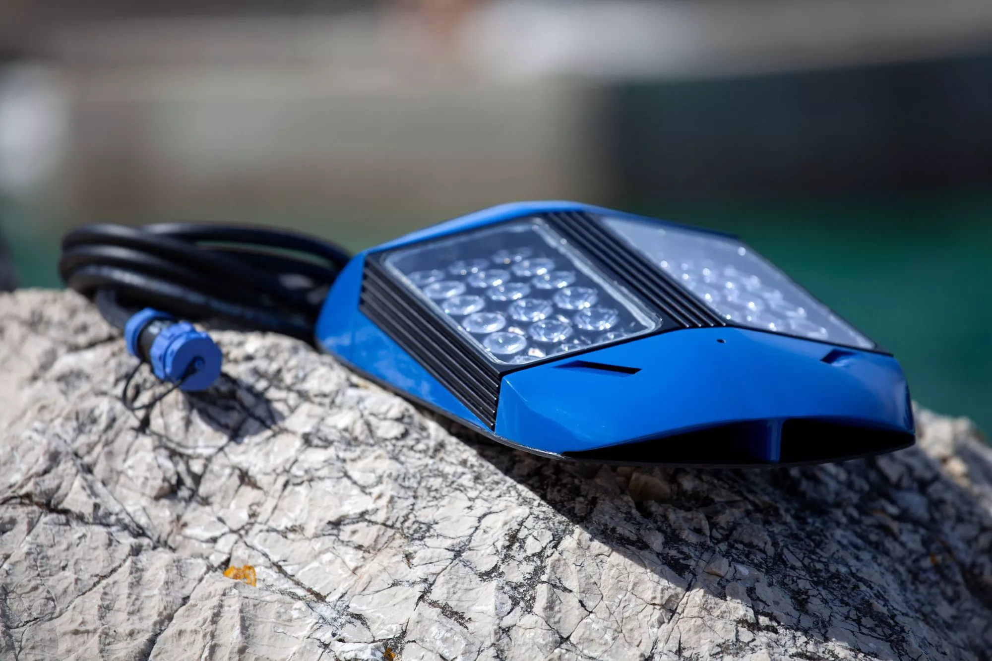 The lamp weighs about 3 kg, although that figure doesn't include the separate 10-kg battery