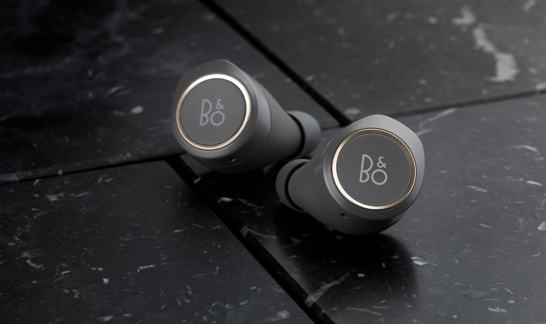 The right Beoplay E8 earphone is home to an 85 mAh Li-ion battery and there's a 60 mAh cell in the left for a combined continuous use time of four hours