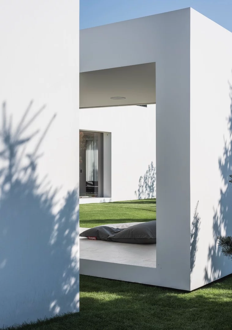 The moving terrace offers a pleasant place to sit as it slowly travels between the Quadrant House's glass-fronted living room and spa