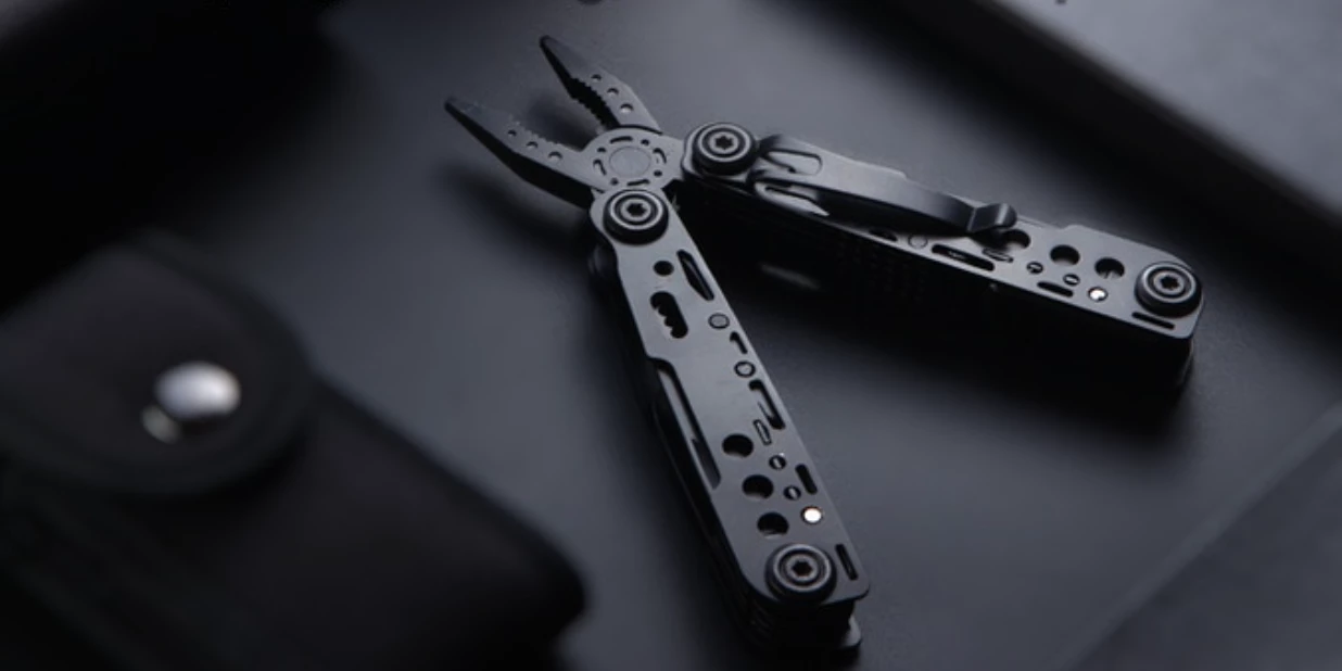 The Kakmom multitool is made form stainless steel