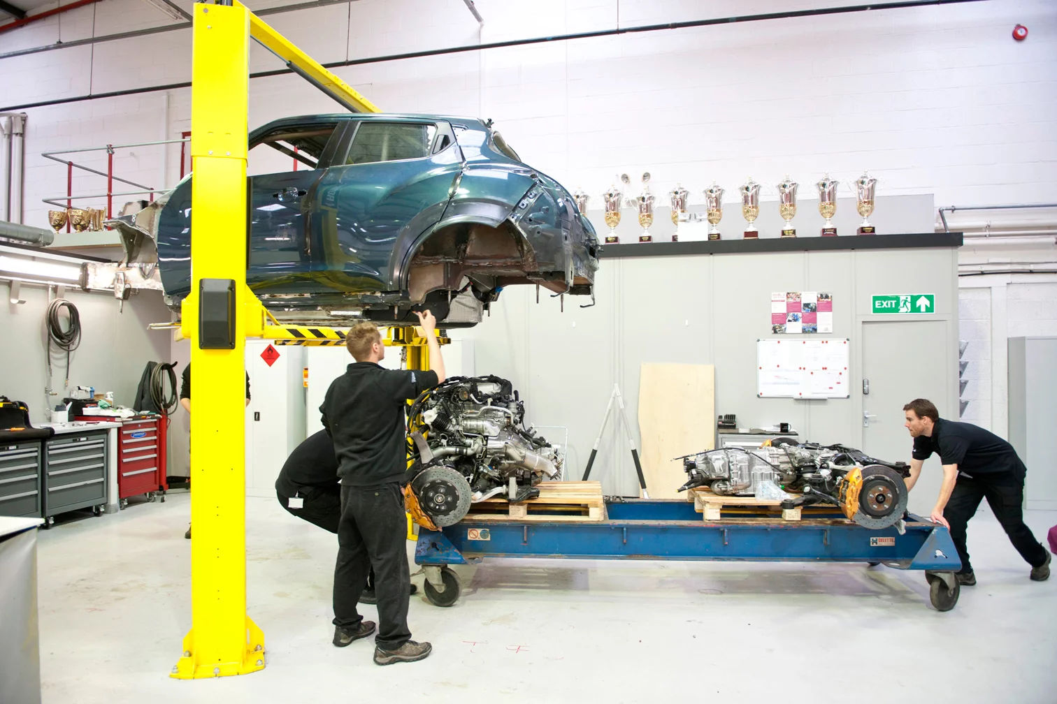 Nissan's JUKE-R concept: lifting the body off the Juke