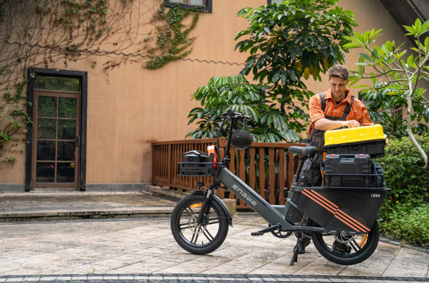 The LE20 cargo ebike is rated to haul up to 440 lb