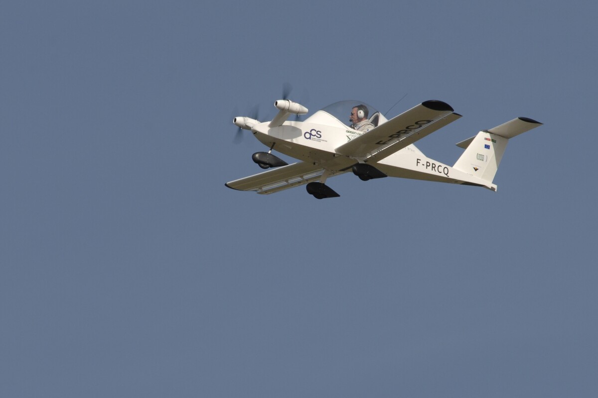 Hardly a sound from the counter-rotating propellers as the Green Cri takes to the air