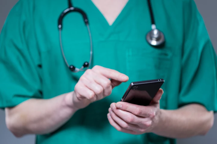 The app requires users to simply leave the phone lying on the patient's chest, then check the cardiac vibrations that it detected