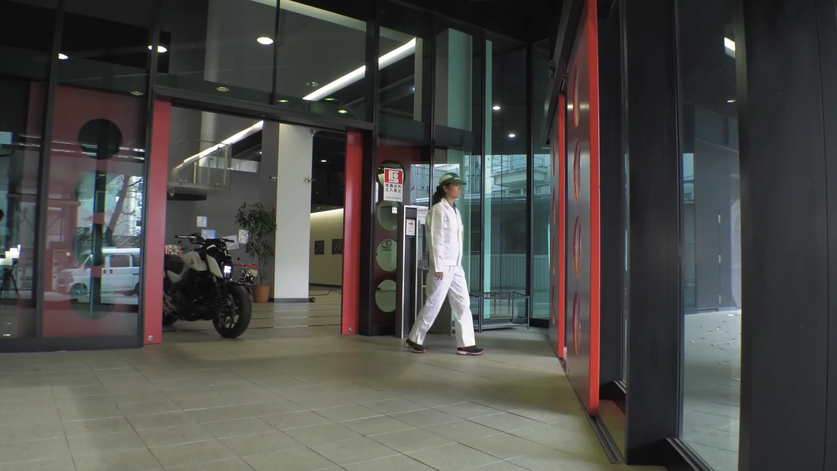 Honda's self-balancing motorcycle can follow you around, thanks to its automatic transmission