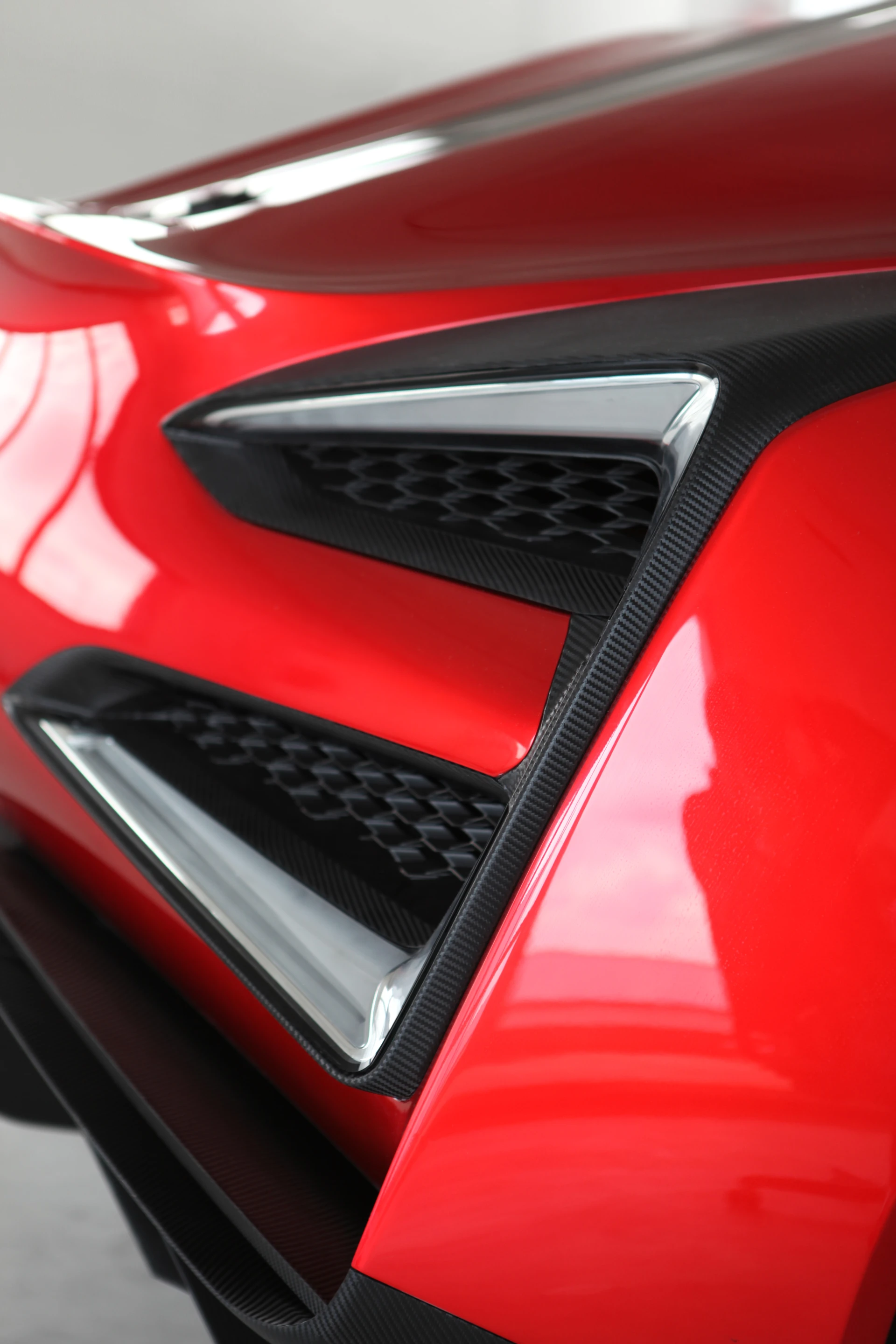 Tapered rear light treatment has trident like design
