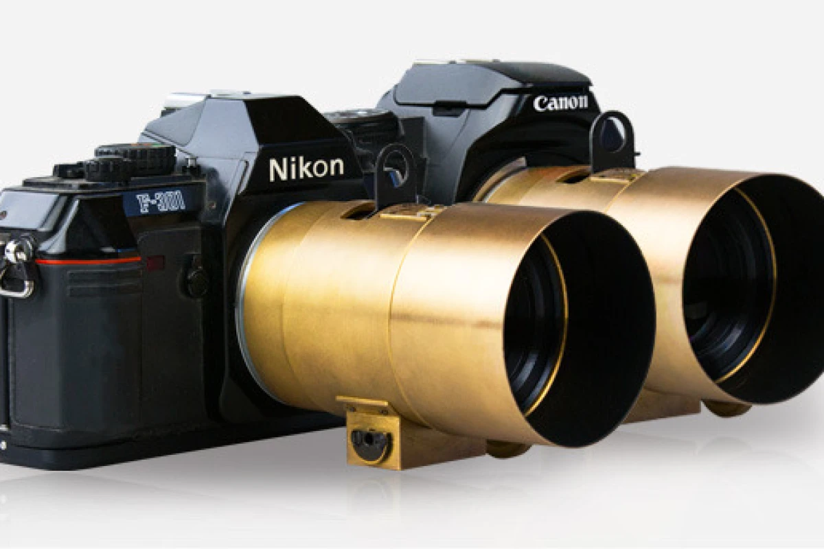 The Lomography Petzval works with Canon EF and Nikon F mount cameras