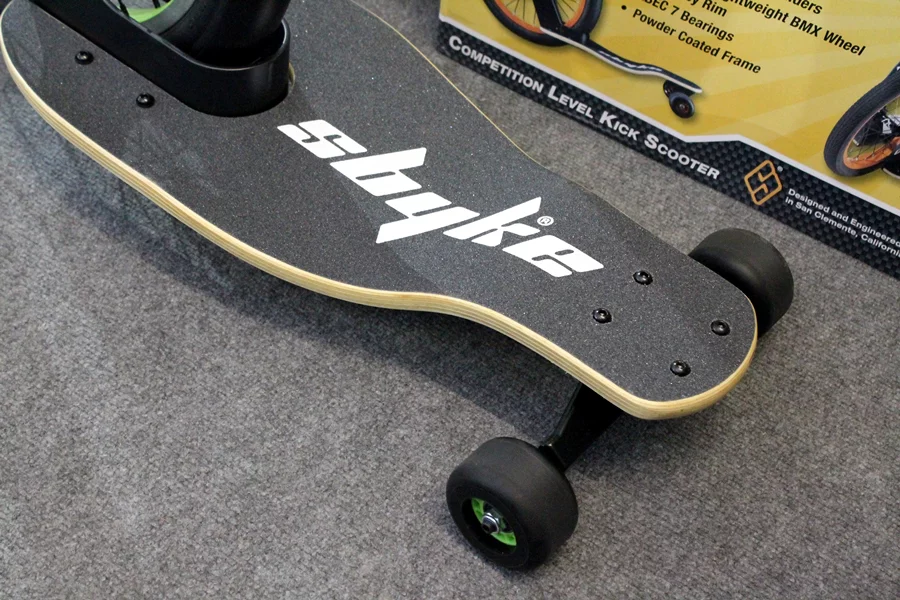 The Sbyke has the board and rear trucks of a skateboard (Photo: Stu Robarts/Gizmag)