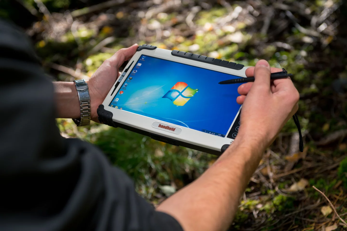 The Algiz 10X features a 10.1-inch, 1366 x 768 resolution resistive touchscreen with the latest generation of MaxView technology, which makes the screen readable even in direct sunlight,