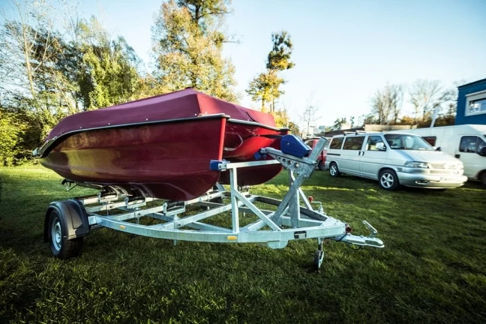 Optional extras include a trailer, a Bimini top, a cover and a table