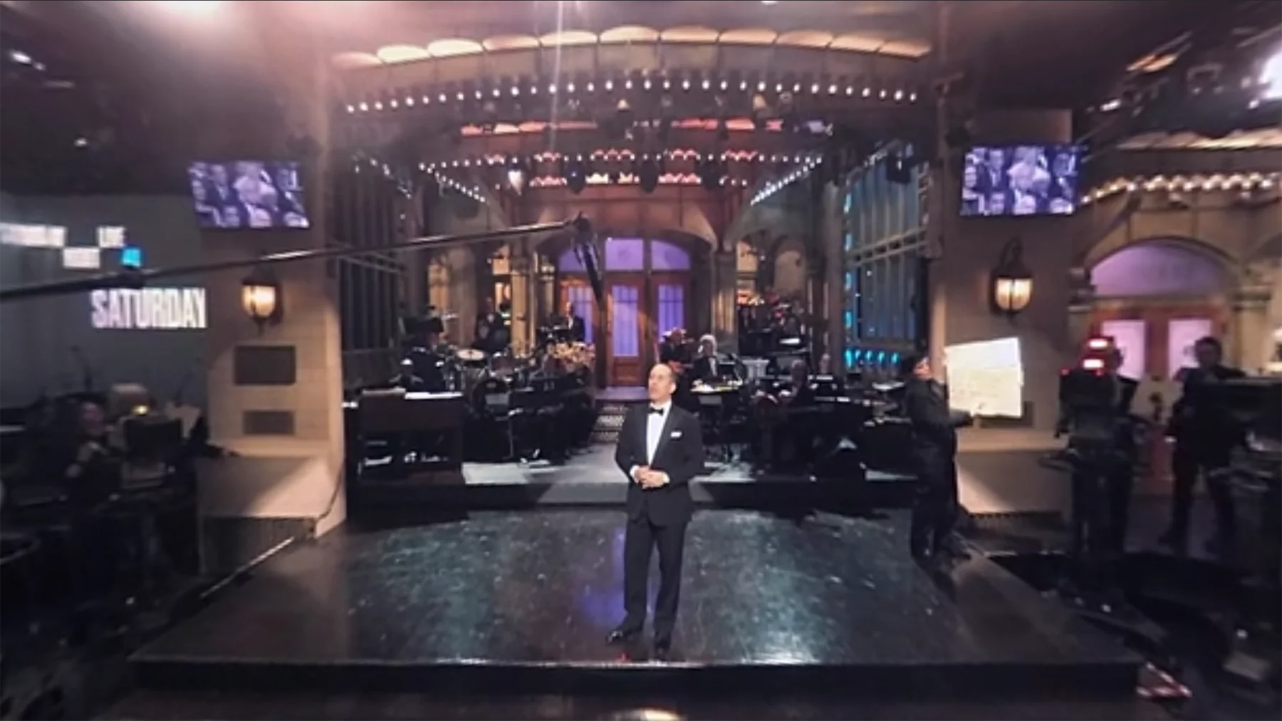 SNL has produced a cheeky star-studded Q&A in VR, with a behind-the-cue cards point of view