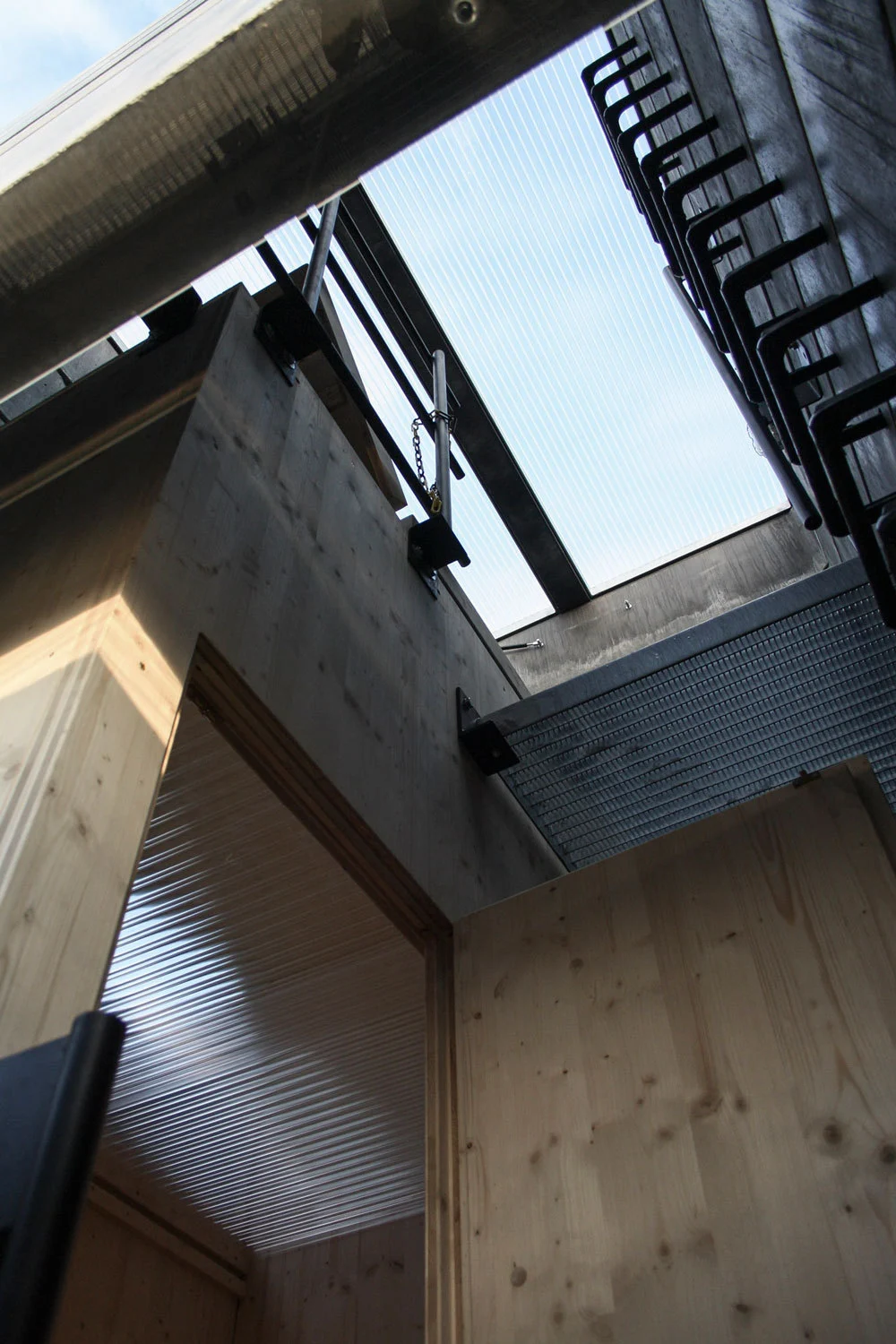 A ladder provides access to the top floor (Photo: Modulorbeat)