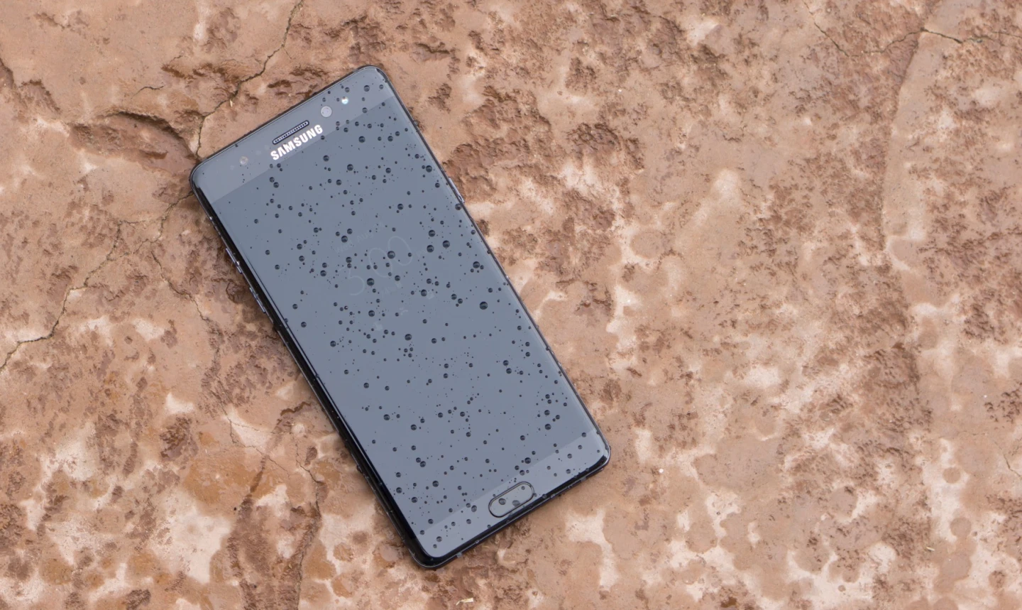 The Note 7 showing off its IP68 water resistance