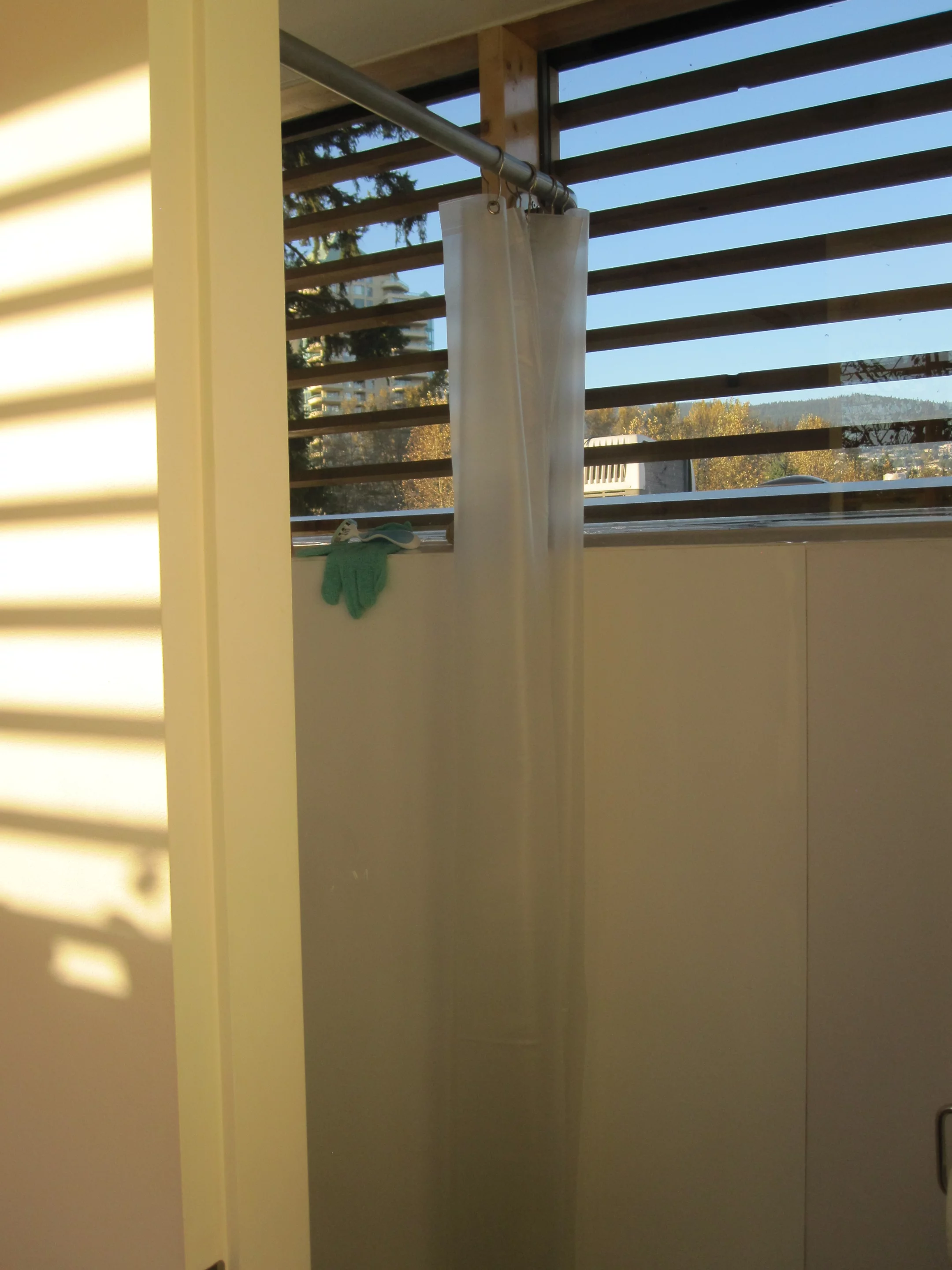 The bathroom, with shower and toilet (Photo: Isabella Mori)