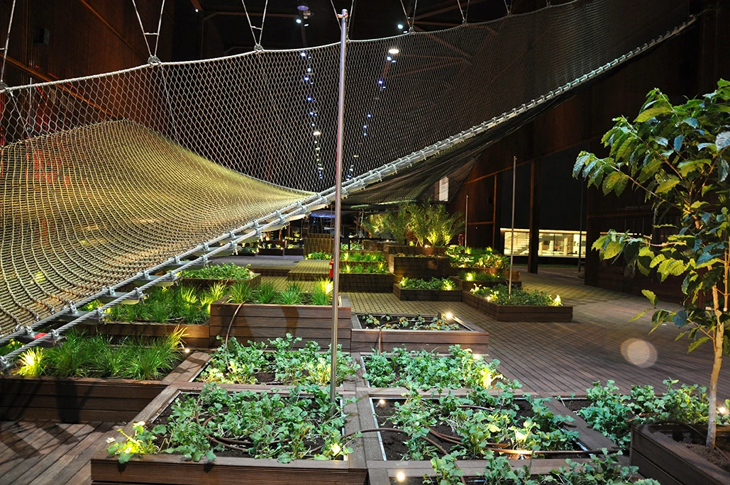 "Green Gallery" is made up of a series of planter boxer with flowers and fruits from Brazil