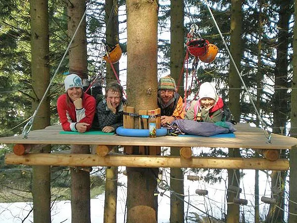 Sleeping in a tree platform, suspended between two or four trees, with easy descent to the ground at any time (Photo: Waldseilgarten)