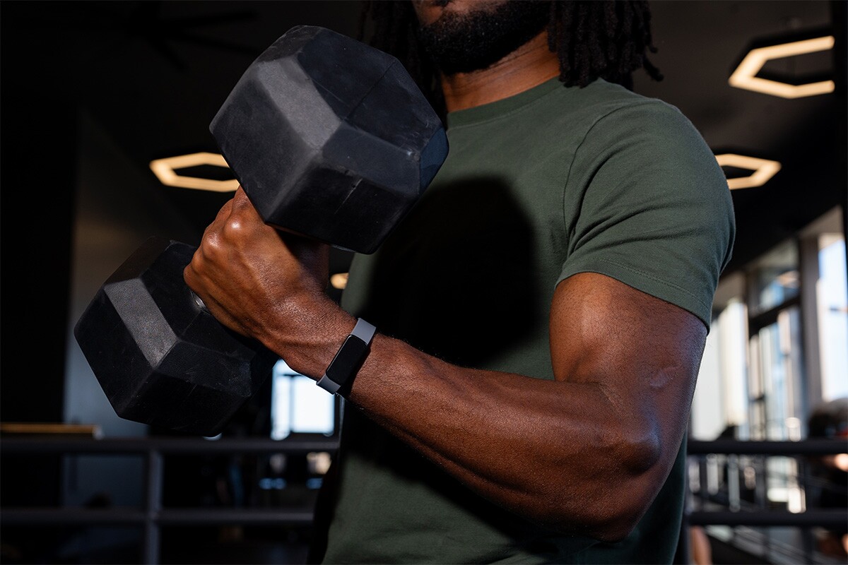 This fitness tracker logs your lifts so you don't have to