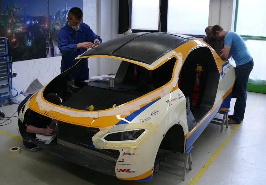 The SolarWorld GT under construction