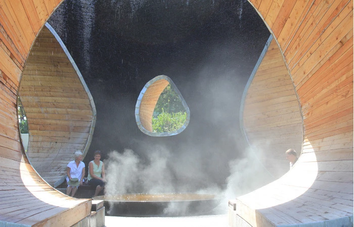 An interior rotunda displays a central fountain, with surrounding relaxation seating (image by Lutzow 7)