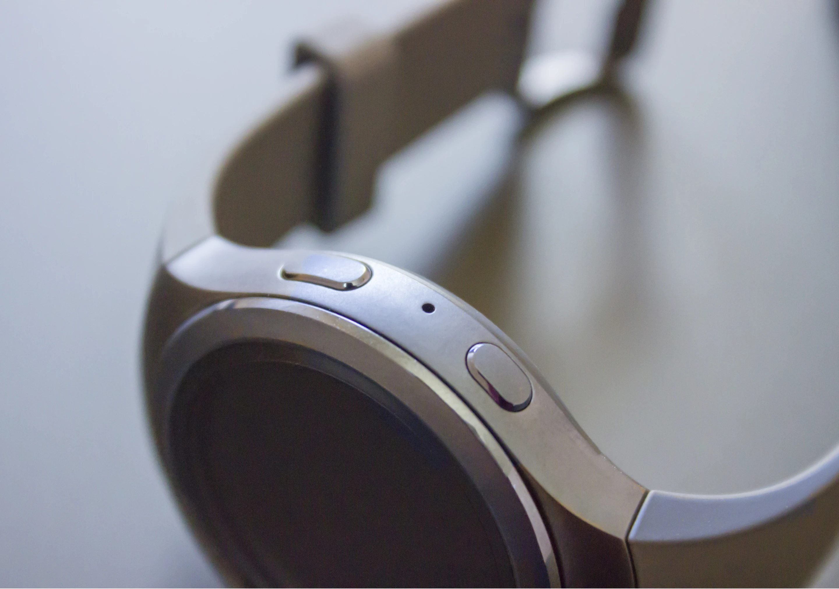The back (top) and home buttons on the side of the Gear S2