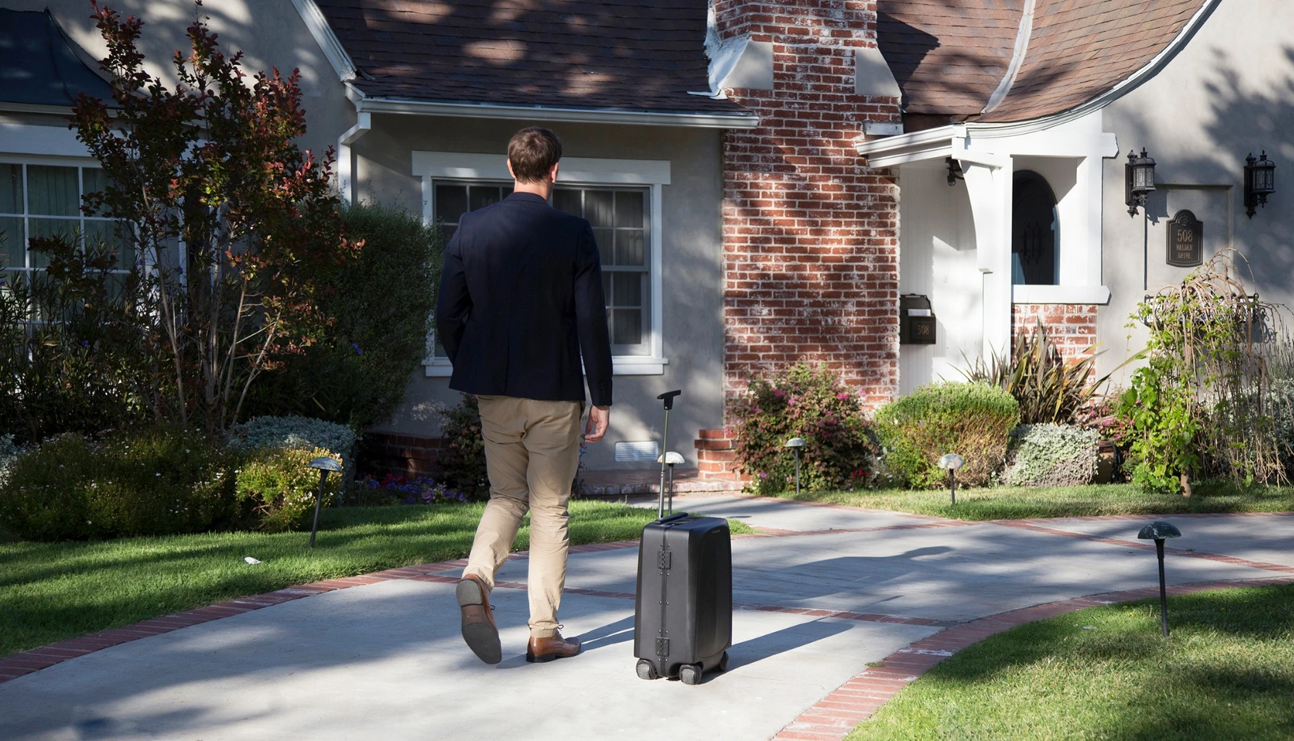 The Ovis suitcase follows along beside its user