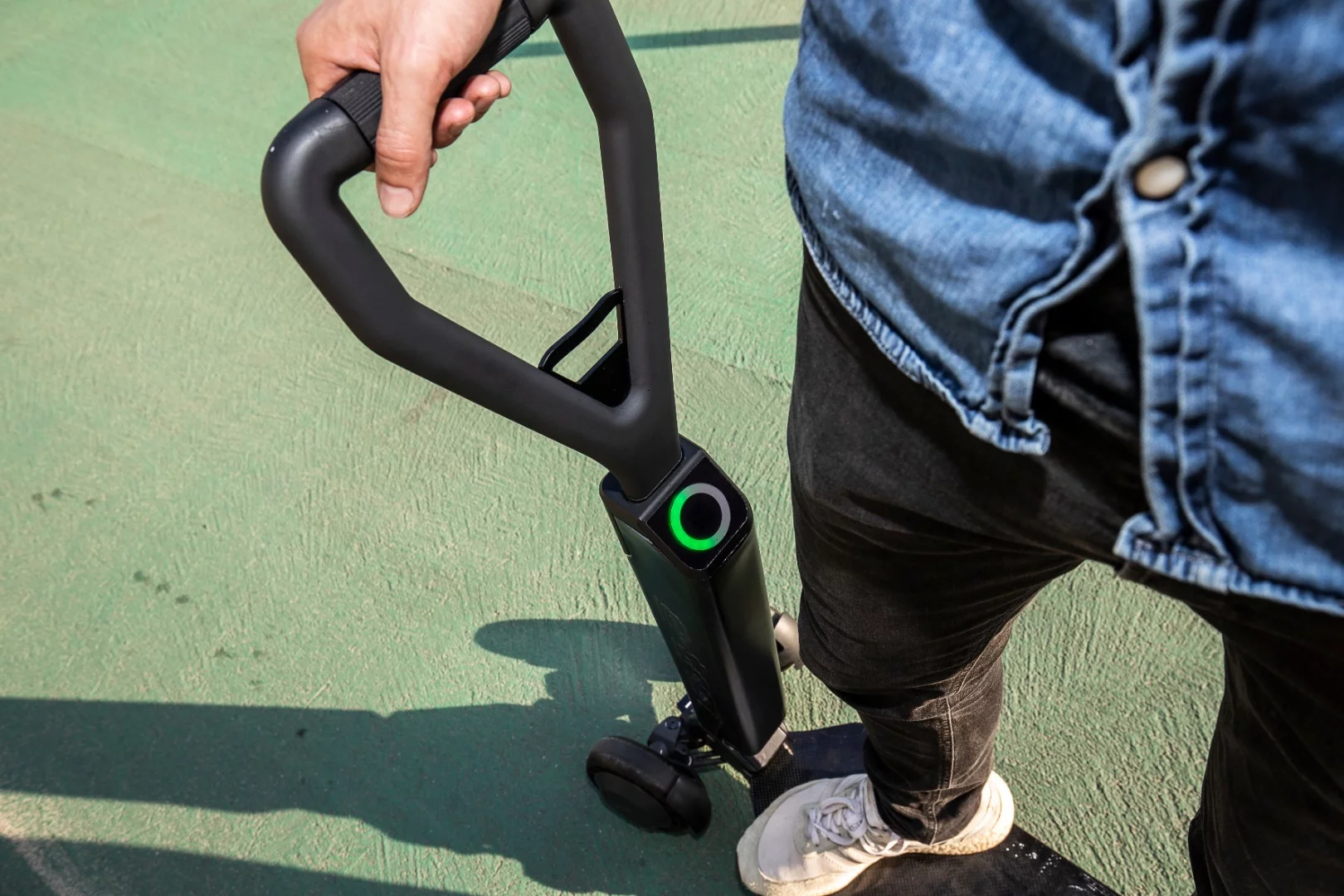 Remaining battery life is displayed on the steering column of the Audi e-tron Scooter