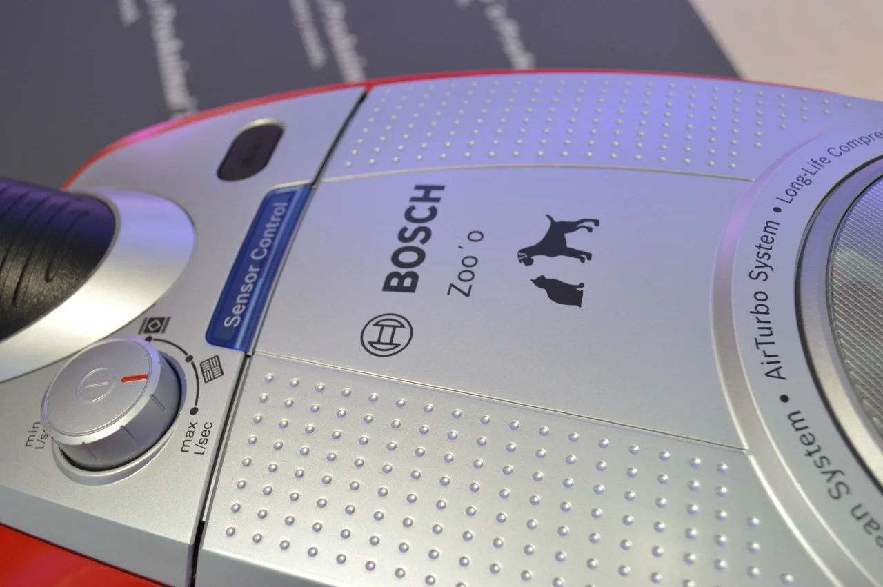 The bagless version of the ProAnimal features a self-cleaning system