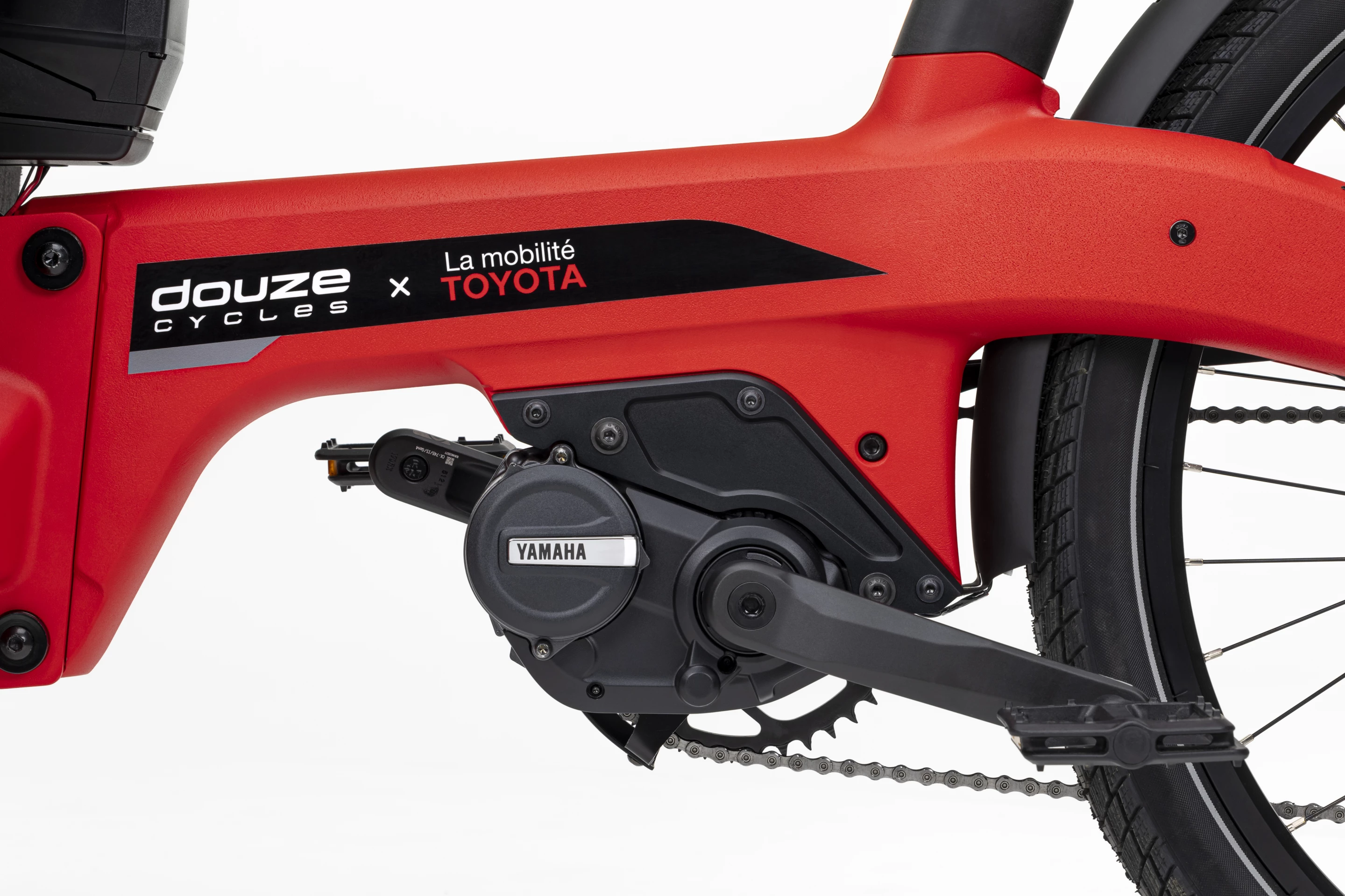 The Douze Cycles x La mobilité Toyota cargo ebike offers pedal assist from a 250-W Yamaha motor that's powered by a 500-Wh removable battery