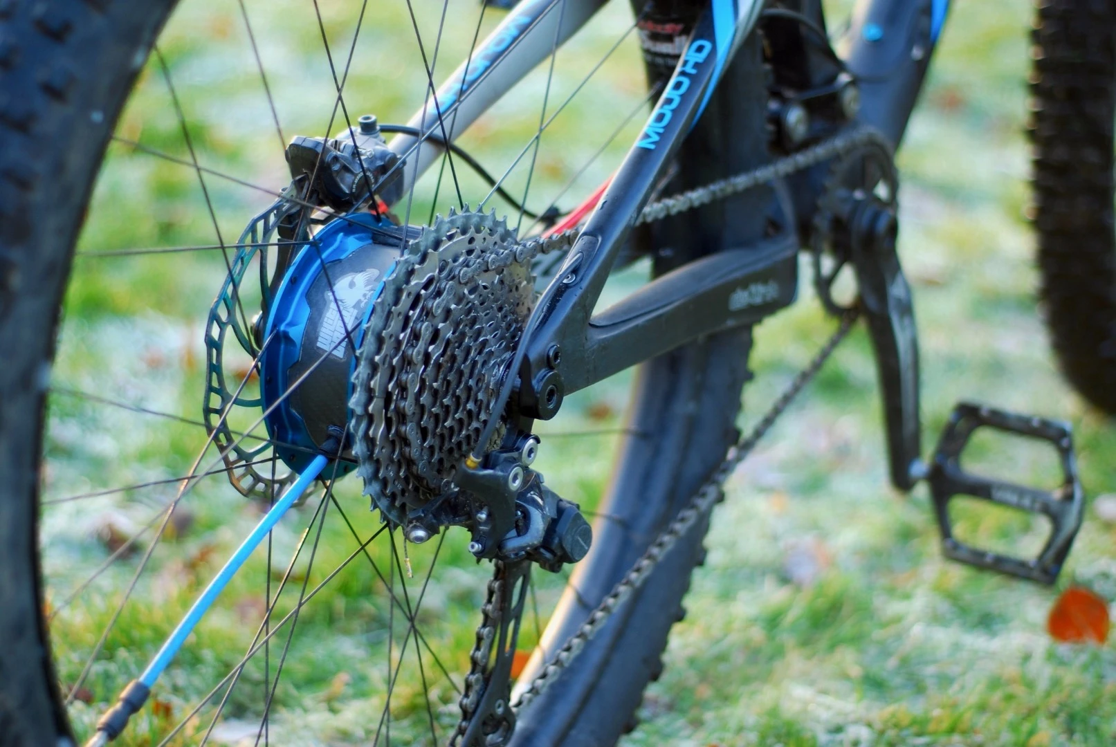 The WhiteCrow Hub lets cyclists change tire pressure as they ride