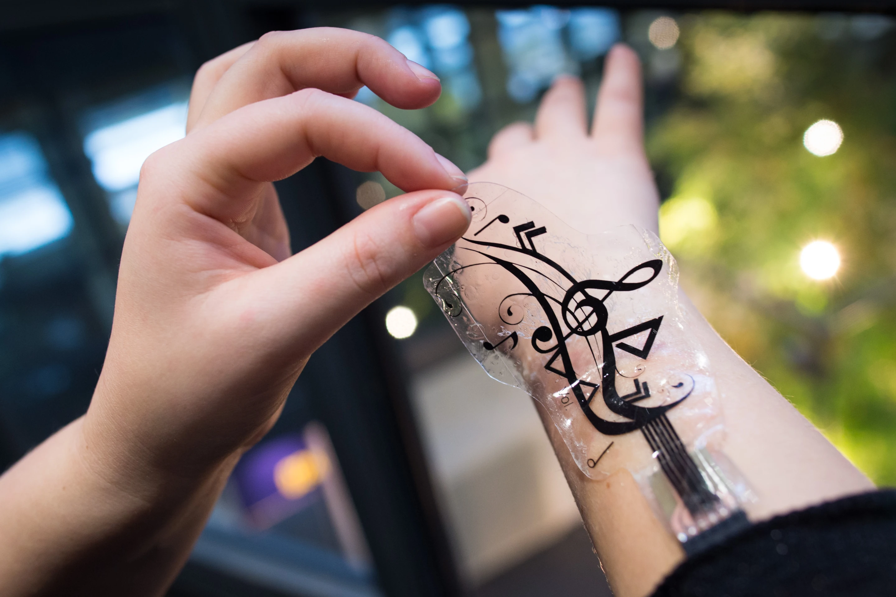 Should one of the stickers only be needed intermittently, it can be removed, rolled up and put away when not in use (Photo: Saarland University)