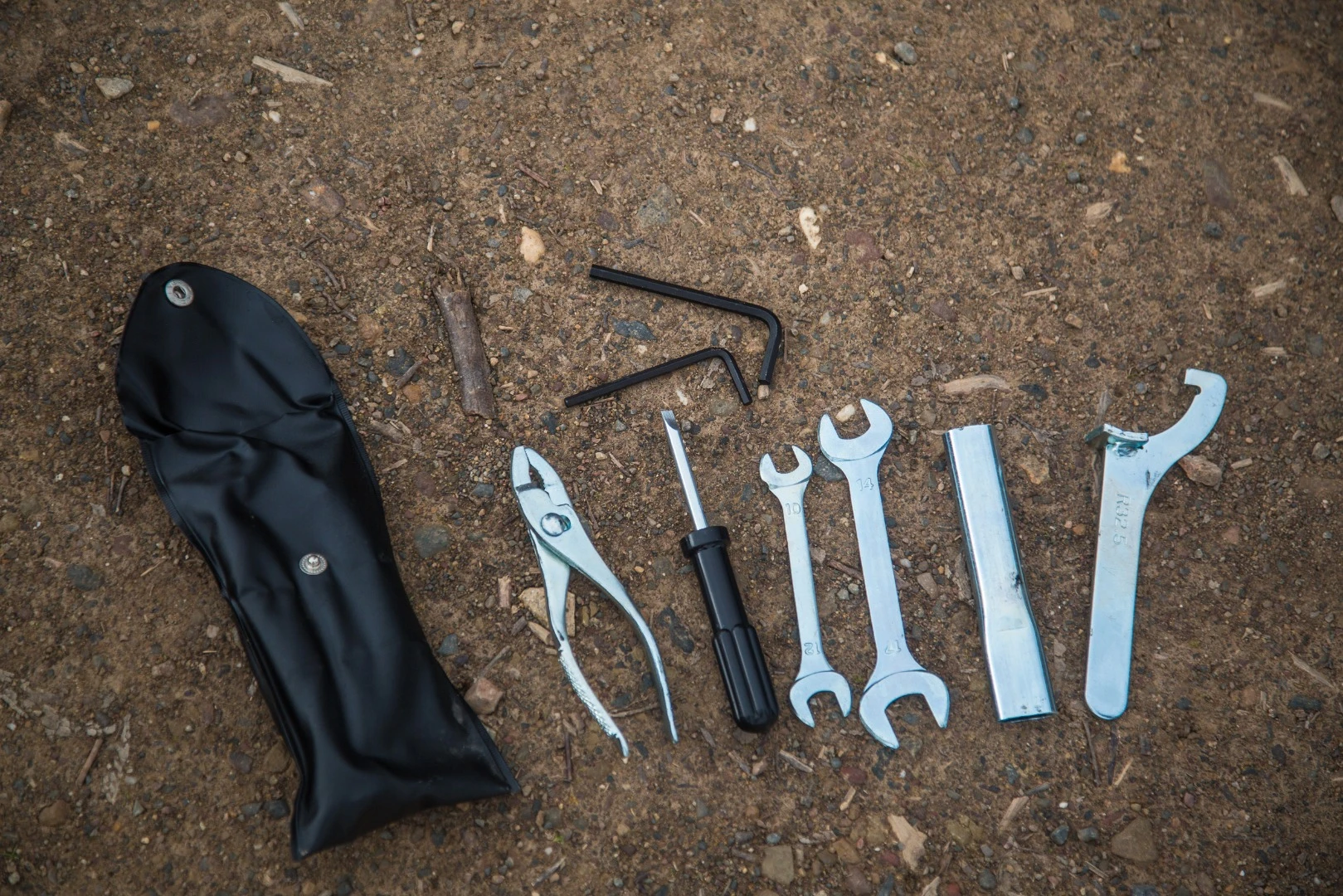 Suzuki GSX-S1000: standard underseat tool kit