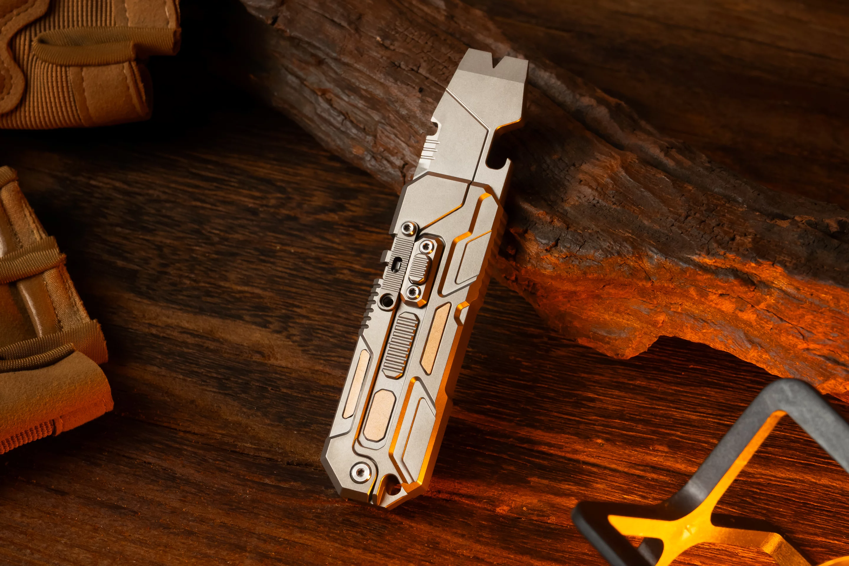 The PryBar-Playmaker is made of Grade 5 titanium