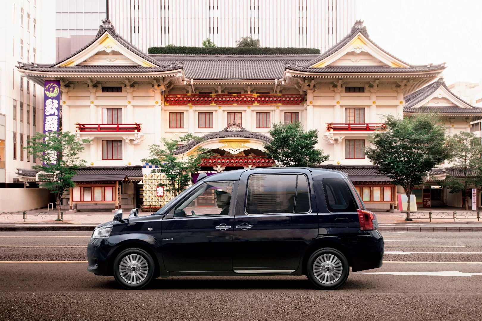 The new-generation Toyota JPN Taxi continues with the previous tradition of passenger comfort and mobility that exemplifies Japanese taxi services