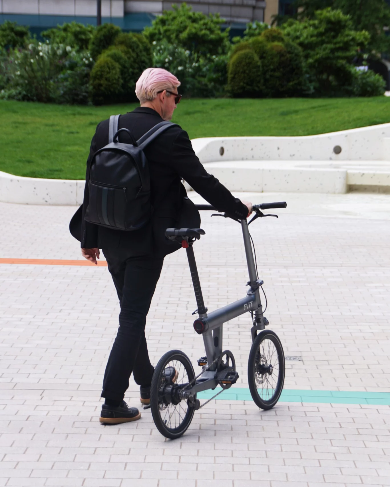 The rear LED is integrated into the battery while the 90-lumen headlight is flush with the front of the handlebar