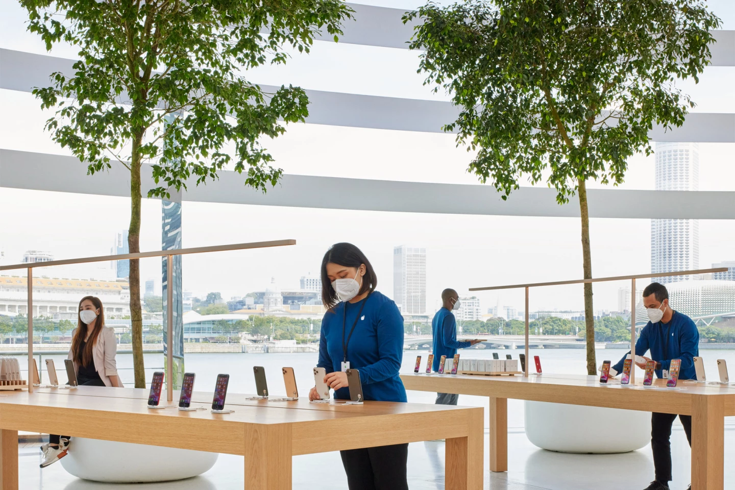 A structure comprising 114 pieces of glass ensures store visitors are treated to stunning views of Marina Bay