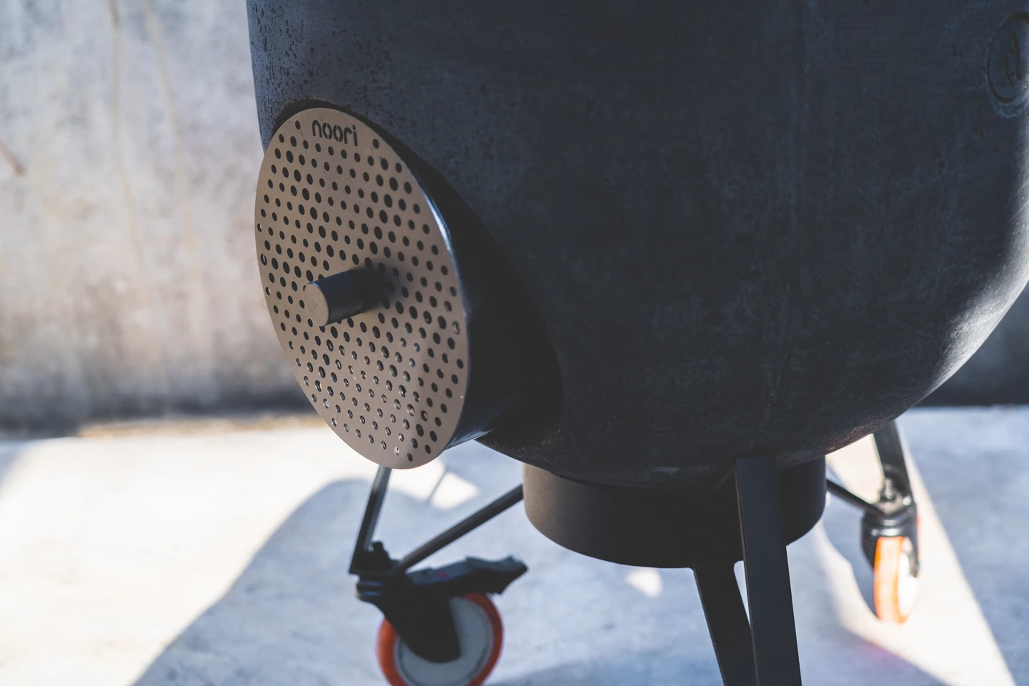Noori has a total weight of 90 kg (198 lb) and can be easily moved around when not in use thanks to its wheels