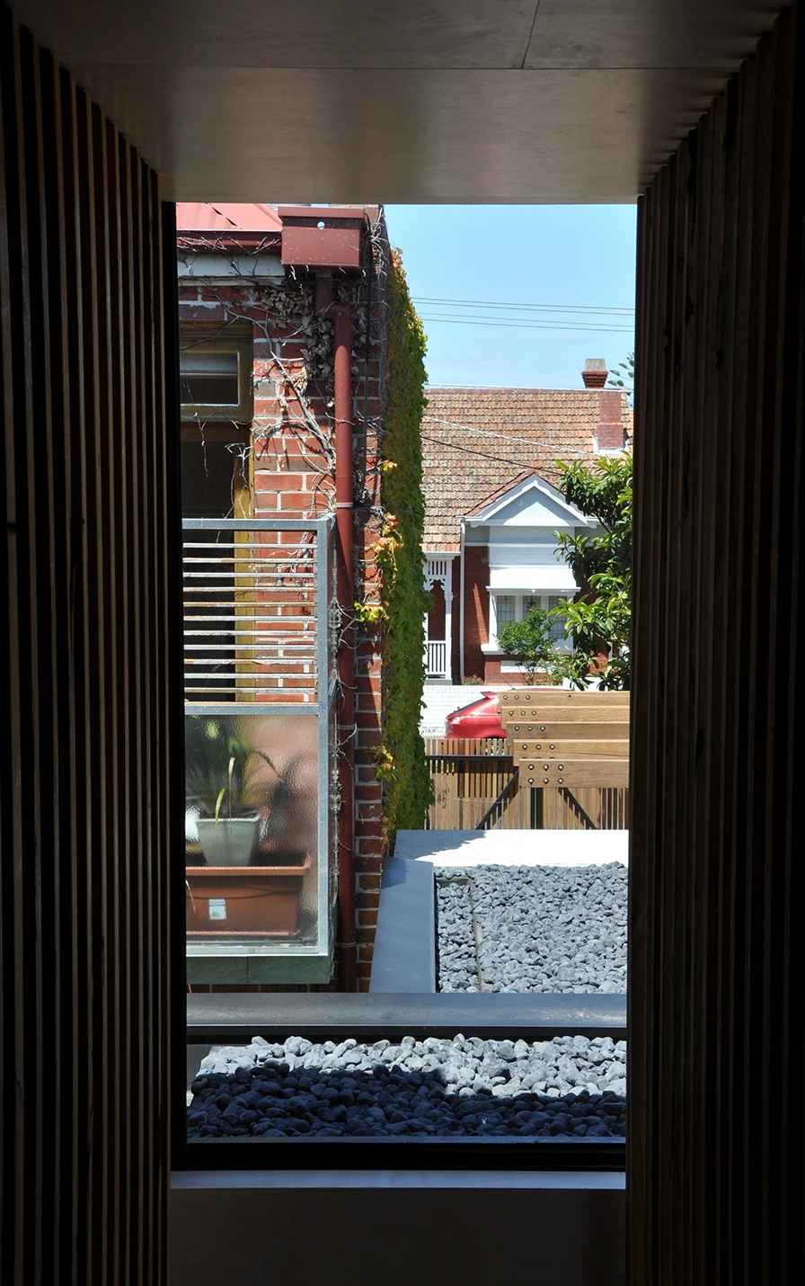 The Beach Avenue home is extended by 30 sq m (323 sq ft) of enclosed courtyards (Photo: Edoardo Campanale for Gizmag)