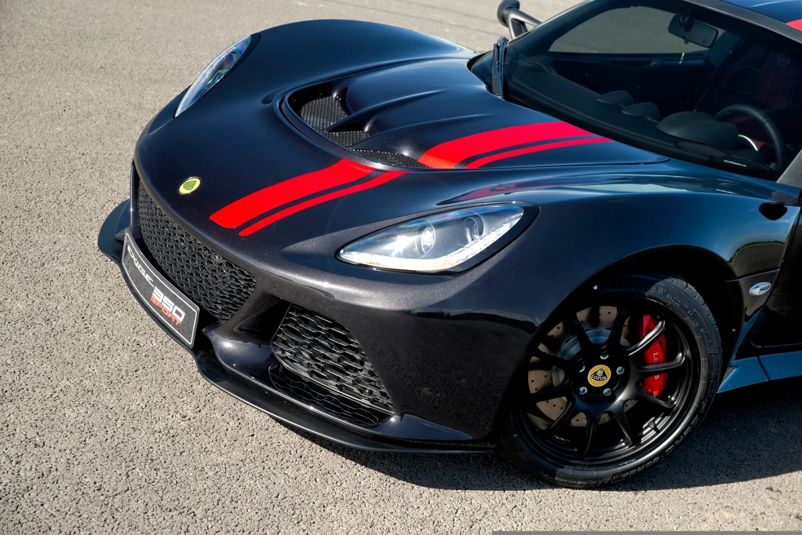 The front-end of the Exige 350 Special Edition is inherited from the Exige Cup 360 and is designed to improve the flow of air exiting its horizontally-mounted radiator