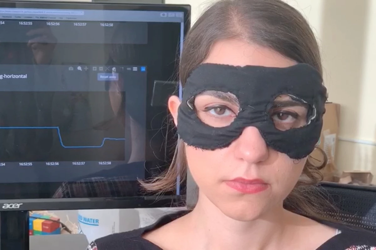 The Chesma mask tracks a volunteer's eye movements in real time – it works regardless of whether the eyes are open or closed
