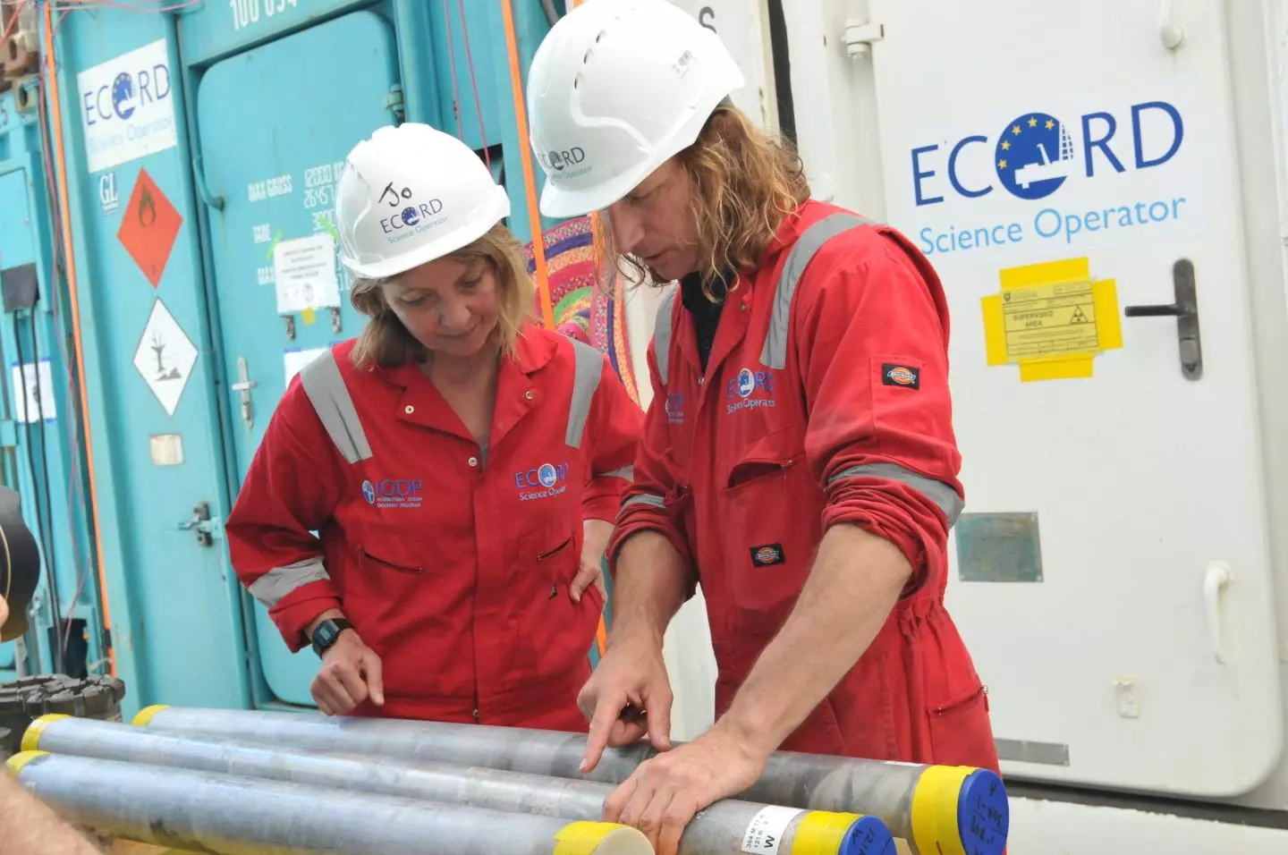Joanna Morgan (left) and Sean Gulick (right), who co-led the drilling expedition to Chixulub crater