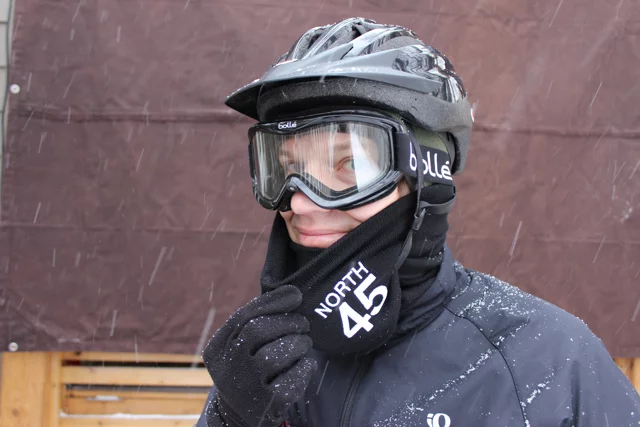 If the user wants to stop and talk or take a drink, the flap can easily be temporarily pulled out of the way without having to pull the whole scarf down (Photo: Ben Coxworth/Gizmag)