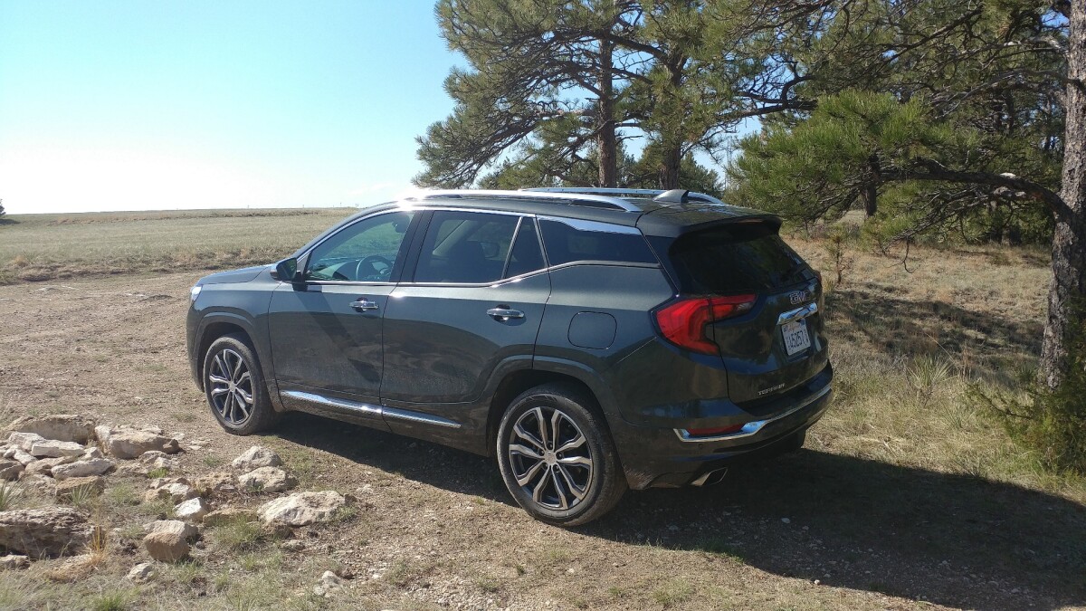 The "floating roof" design, now popular in crossovers, comes to the 2018 Terrain through this rear pillar blackout