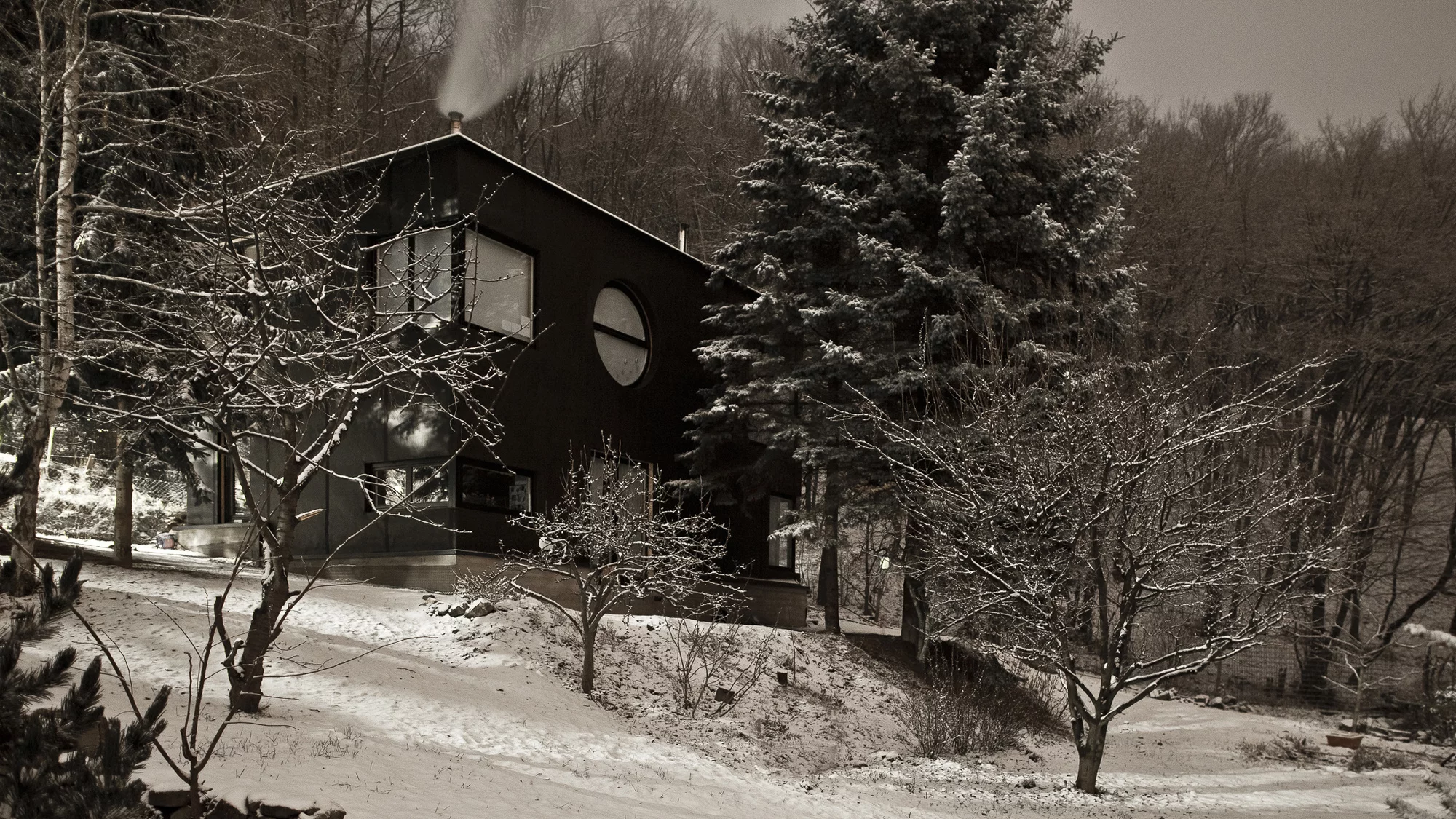 The house was covered with a simple black UV-resistant facade membrane (Photo: Zsolt Batár)