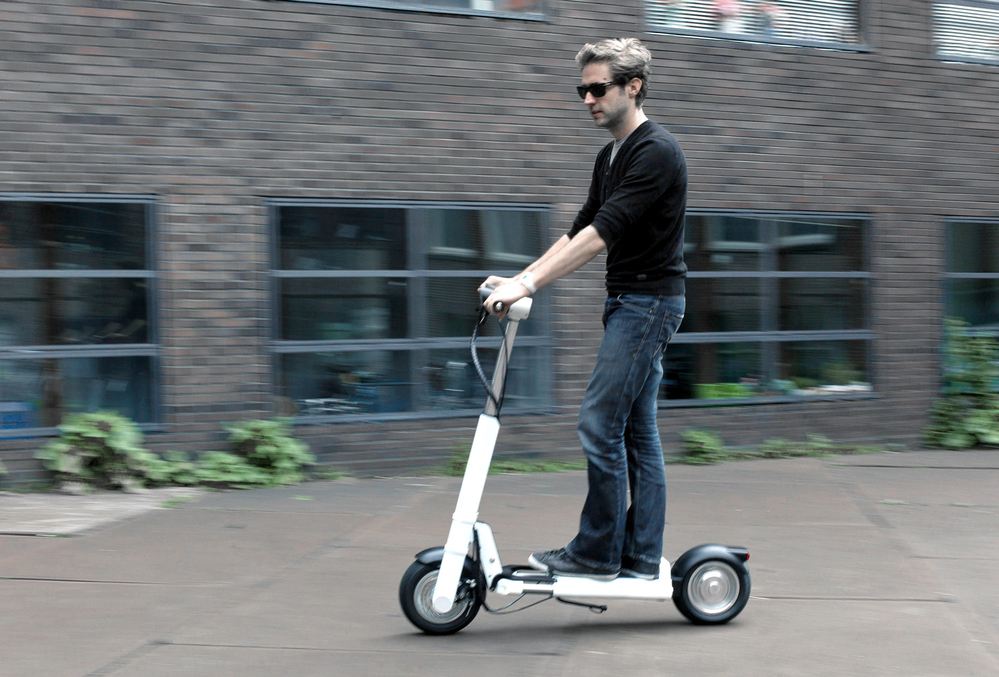JAC< is a lightweight, foldable electric scooter for short-range urban commuters